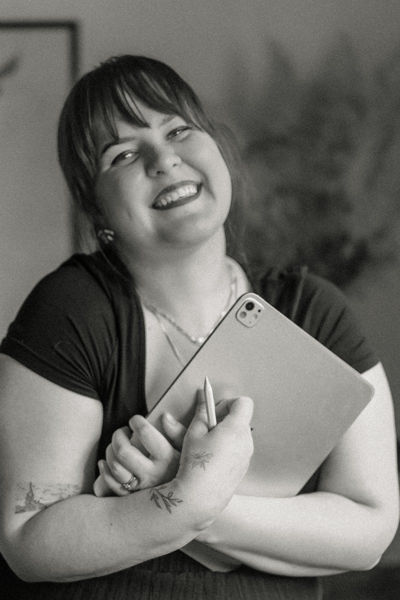 Portrait of Maxine Fourie holding a drawing tablet